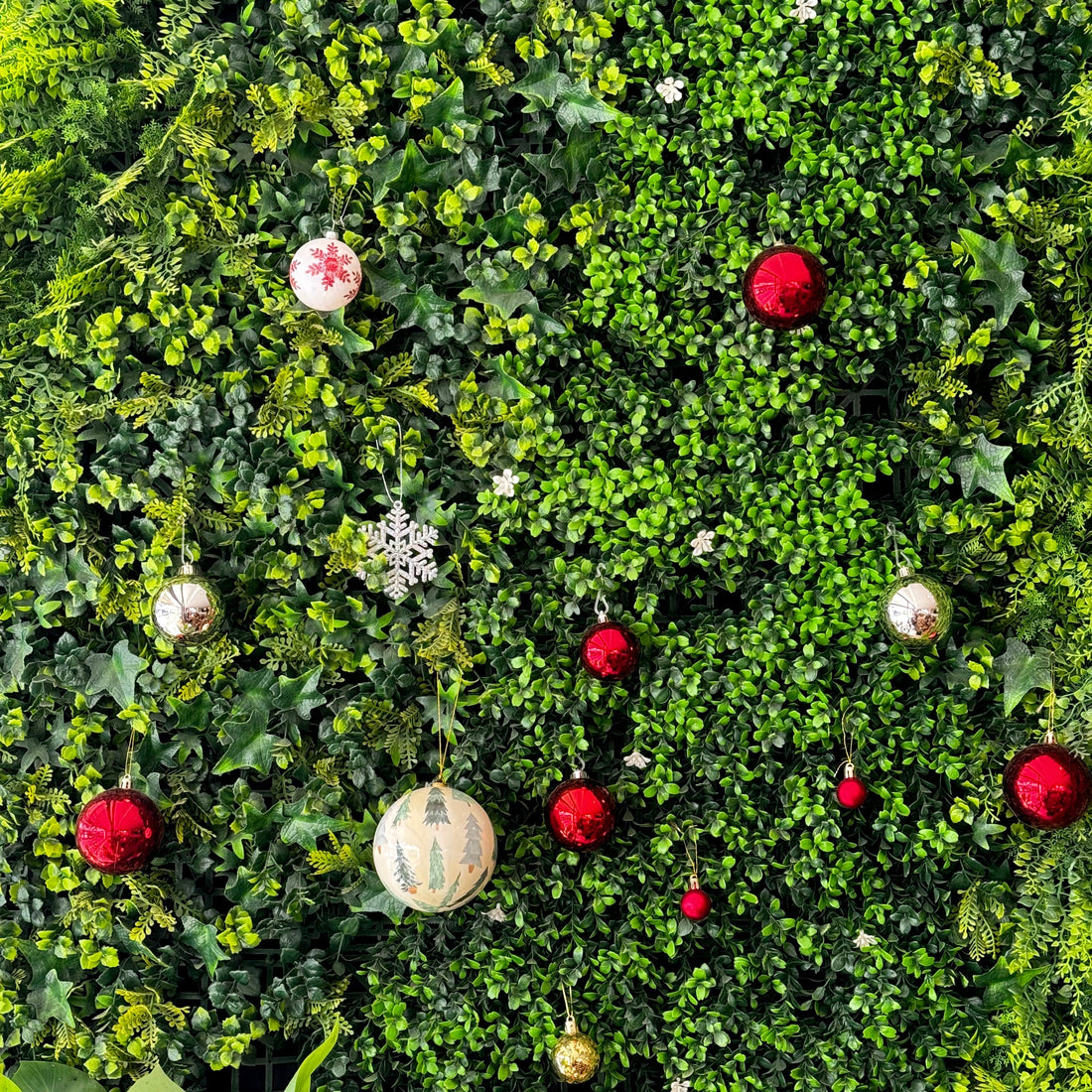 Jardines Verticales Artificiales con un Toque Navideño