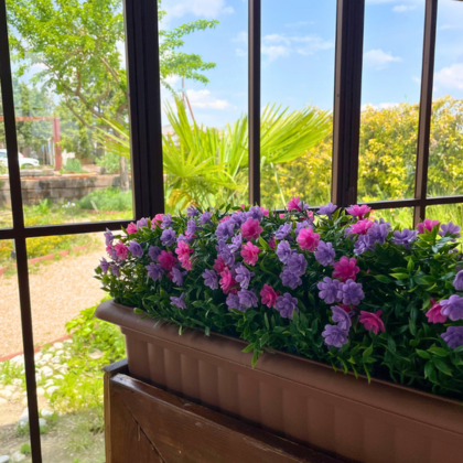 Junio en Verde: El Refugio de Paz que tus Espacios Merecen con Jardineras Artificiales